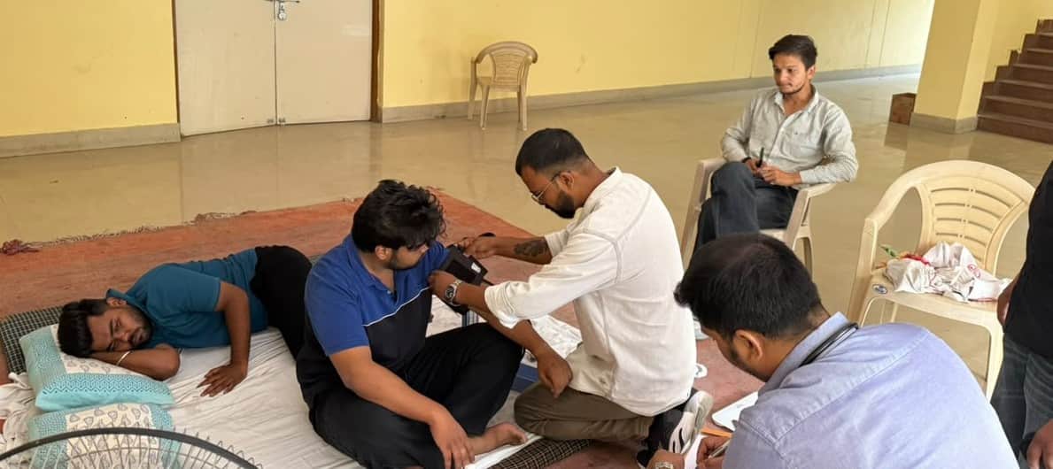 Deterioration in the health of students on a hunger strike at the college gate.