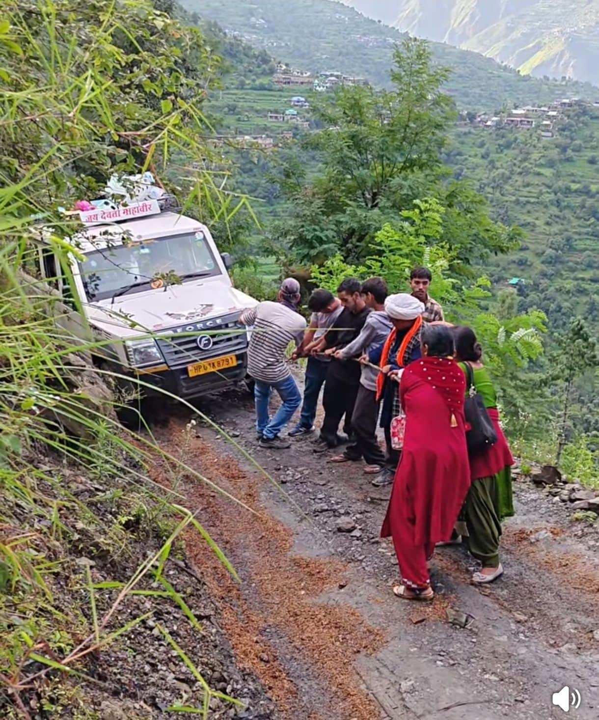 बालीचौकी-शेंगली सड़क के पक्की न होने के बारिश दलदल में तब्दील सड़क पर फंसी गाड़ी। संवाद