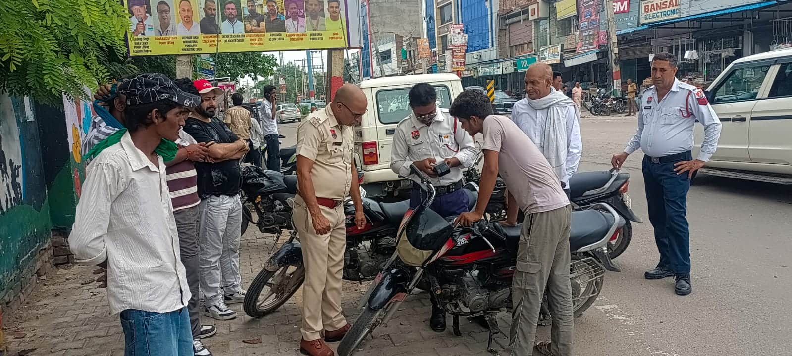 बिना नंबर प्लेट मोटरसाइकिल का चालान करते हुए एएसआई सुलेन्द्र खान। संवाद