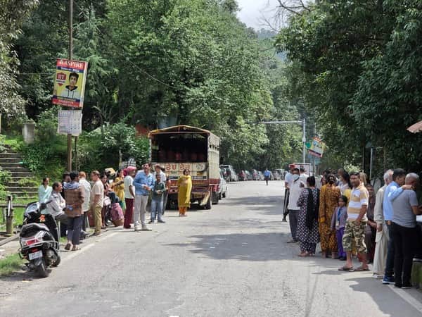बनीखेत में गैस की कॉपियां जमा करवाते, अपनी बारी का इंतजार करते व गैस एजेंसी की गाड़ी को रोकते उ