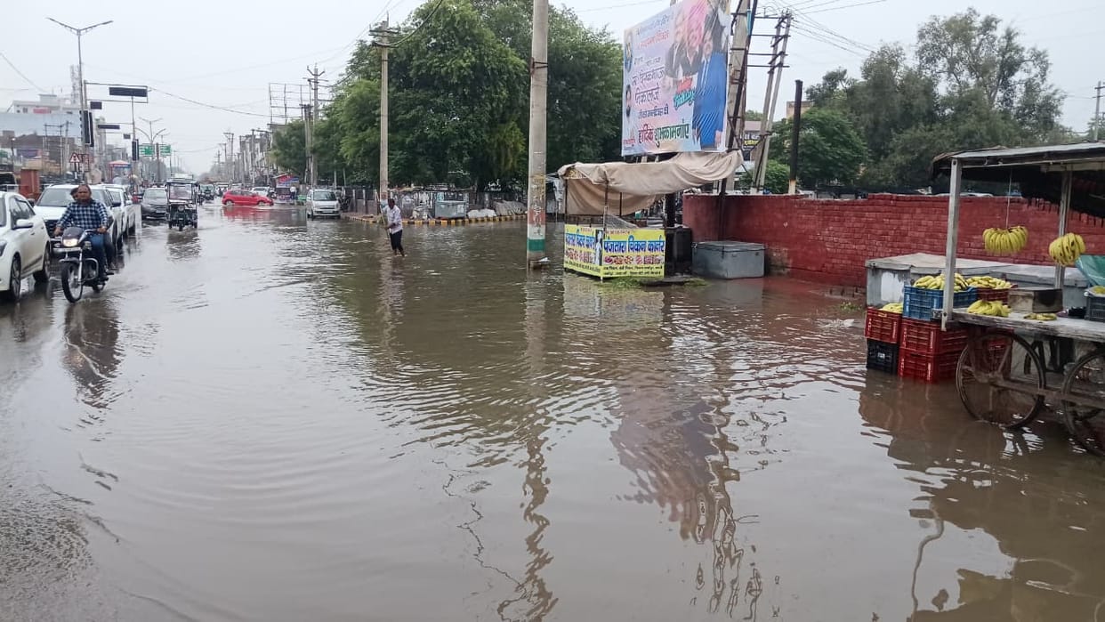 Rain brings a drop in temperature and relief, but causes waterlogging issues in the city