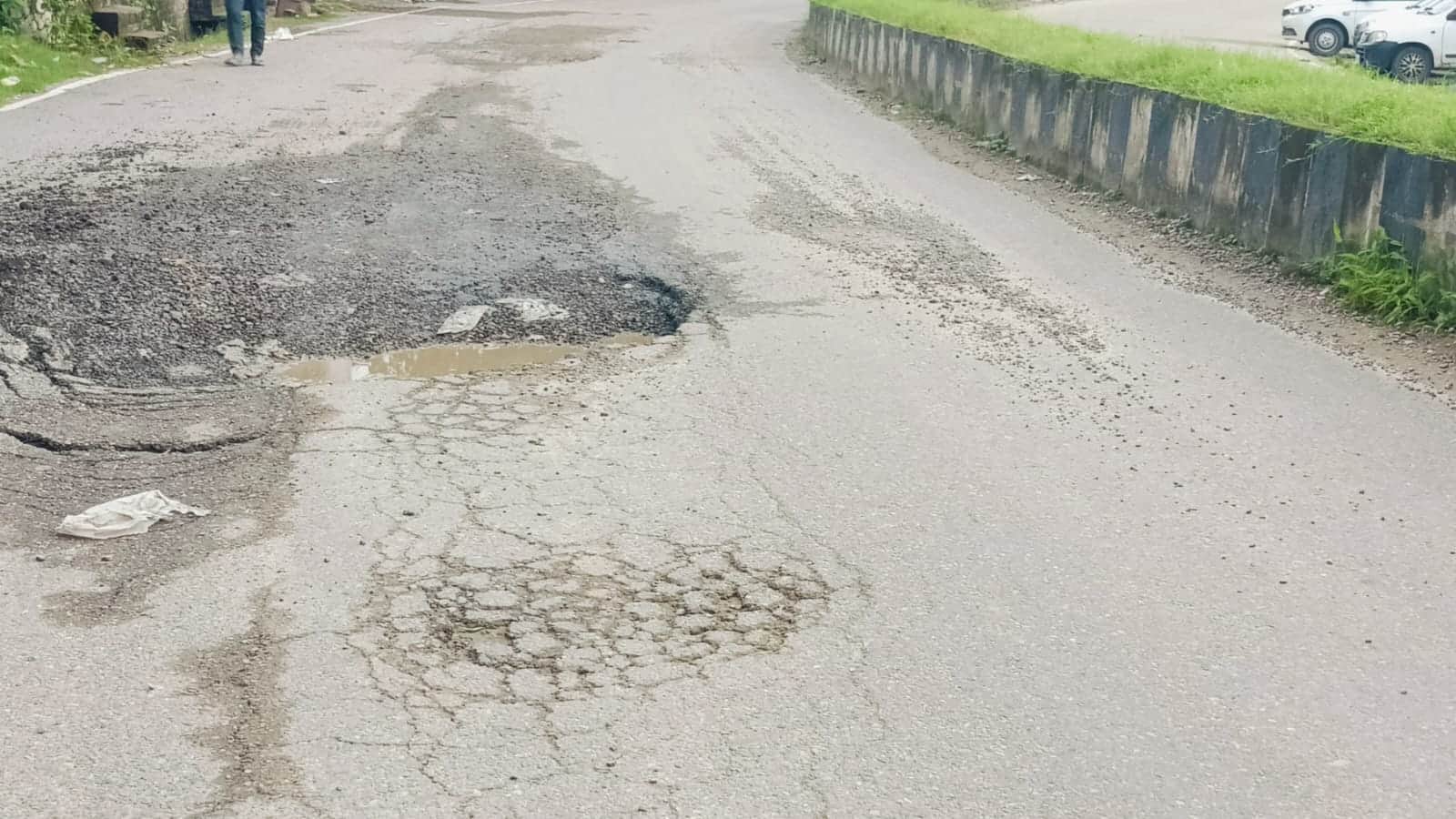 बरठीं बाजार में उखड़ी टारिंग। संवाद