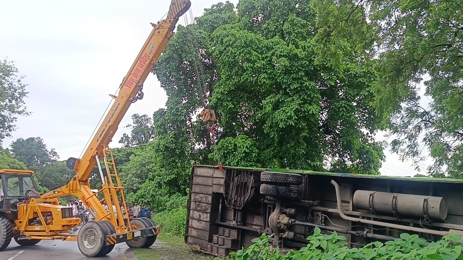 बस को क्रेन की मदद से किया गया सीधा।