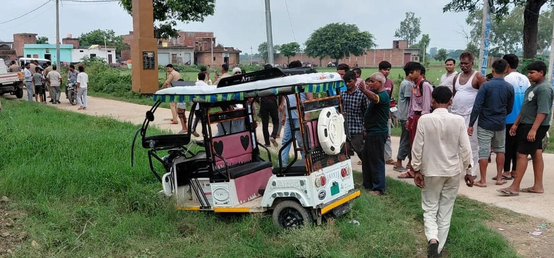 Woman and driver on e-rickshaw injured after being hit by a pickup truck.