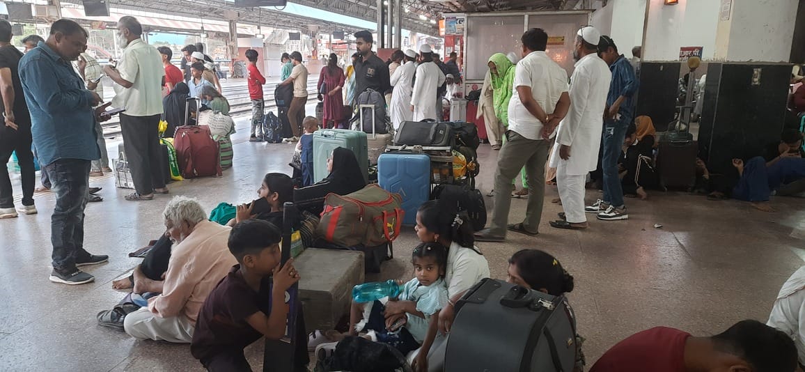 बस्ती रेलवे स्टेशन पर ट्रेन का इंतजार करते यात्री।संवाद