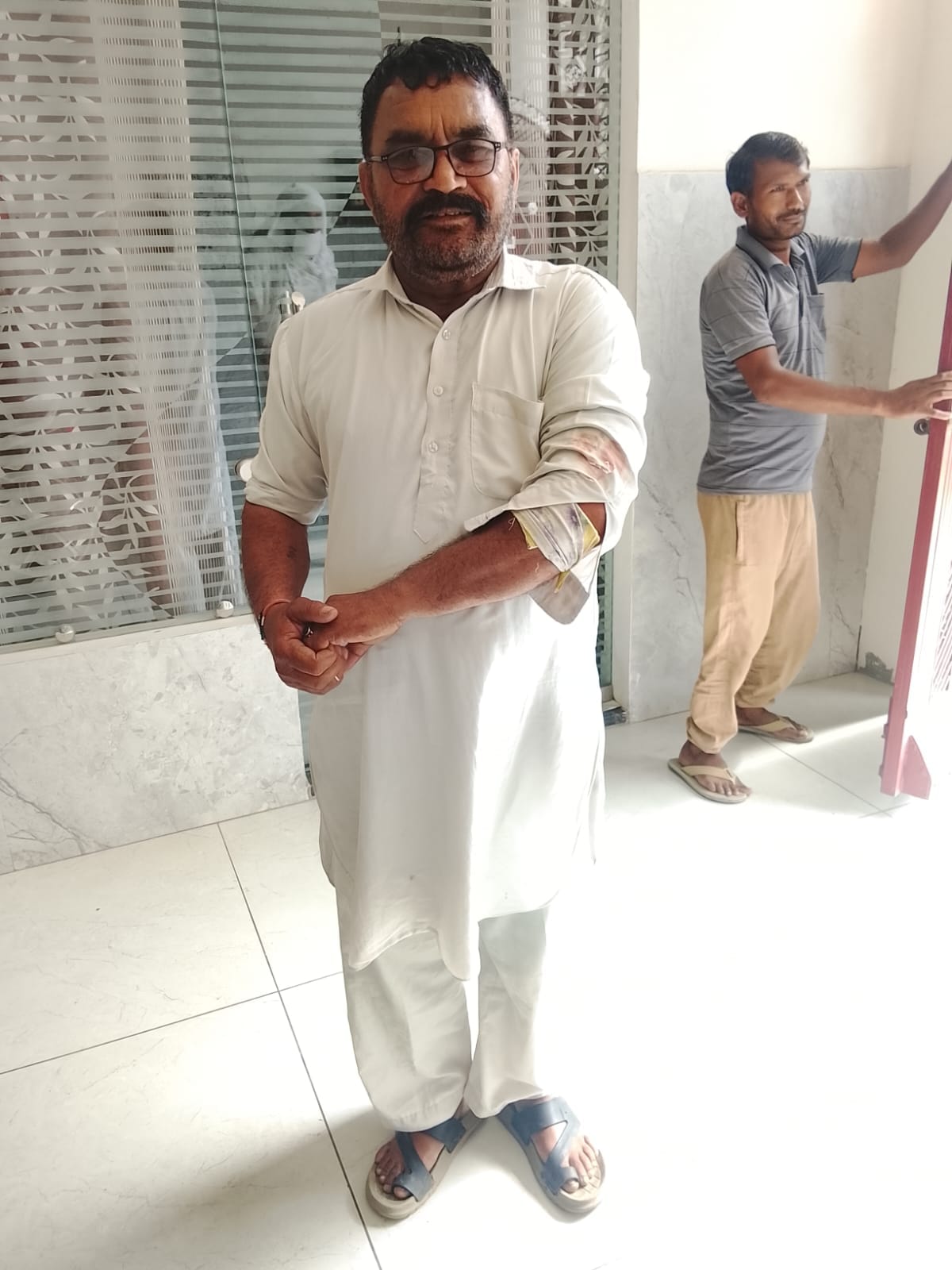 बंदर के काटने की जानकारी देते हुए श्रद्धालु व सेवादार पालाराम :संवाद