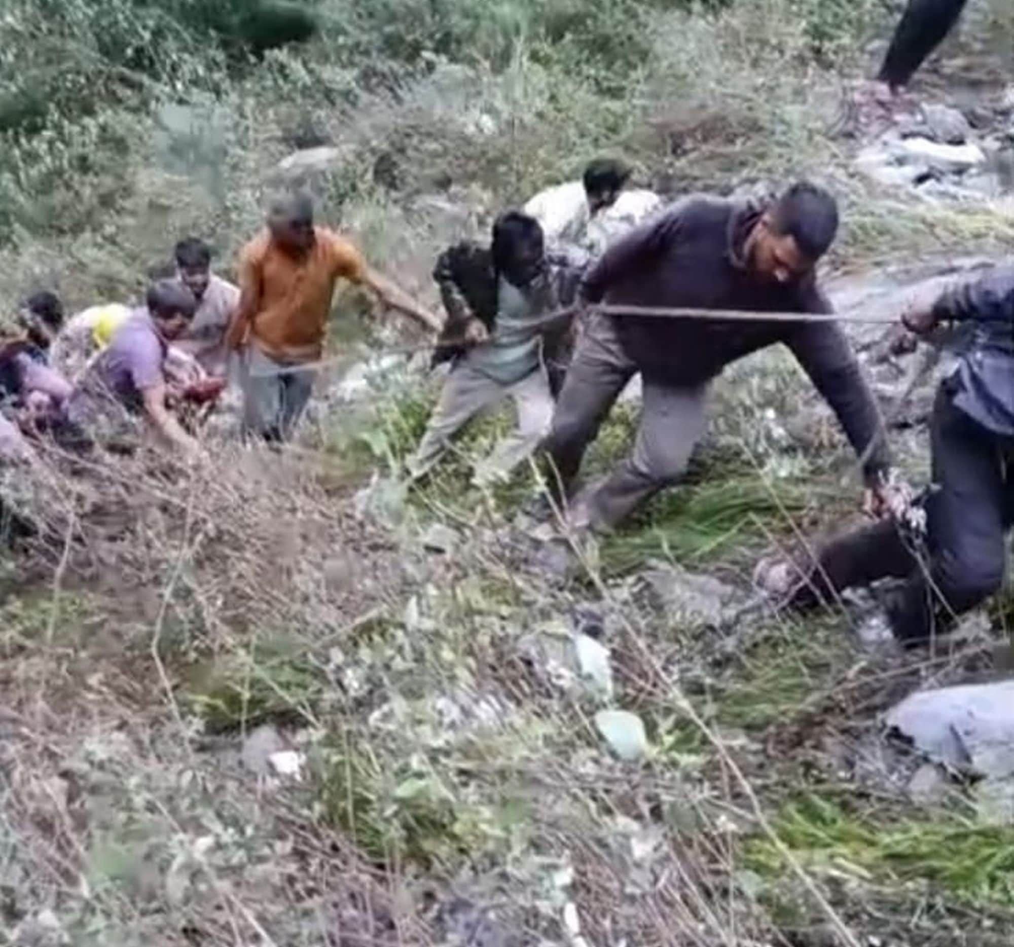 चंबा में होली के लामू–क्वारसी मार्ग पर हादसे के बाद शवों को रस्सी के सहारे निकालने में जुटे लोग