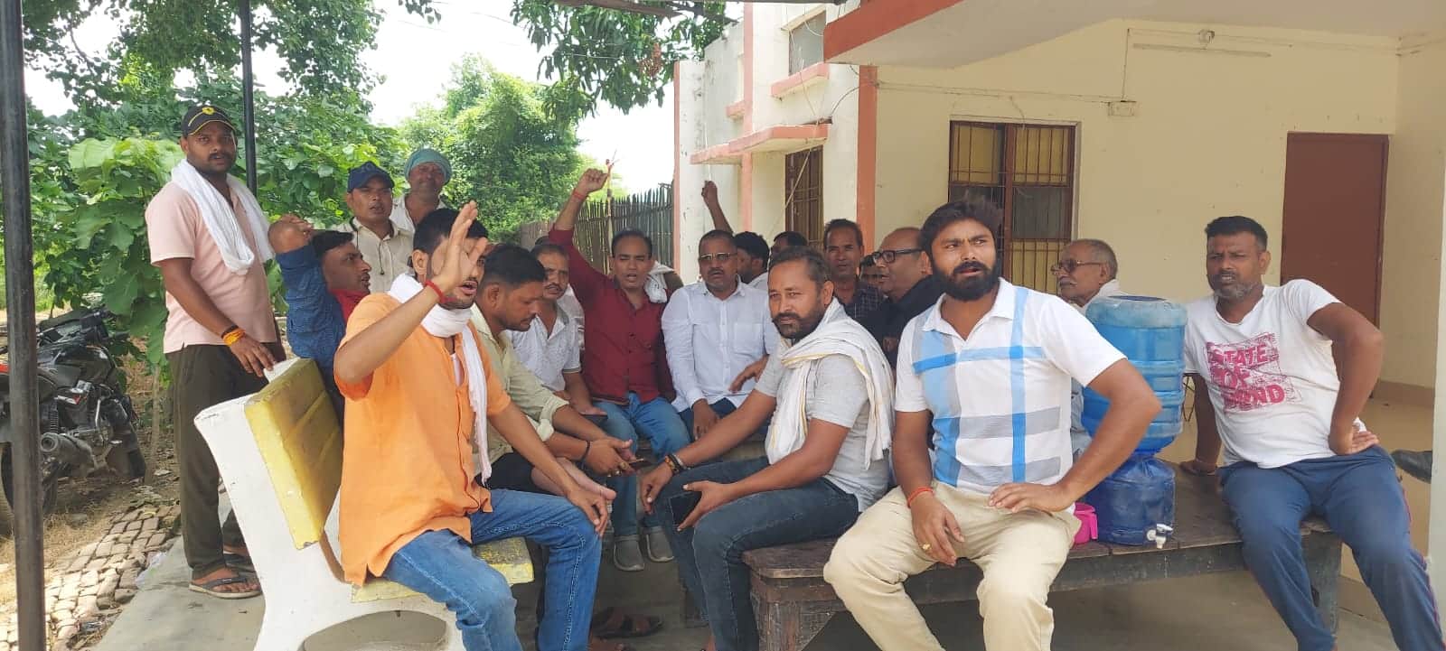 चोचकपुर विद्युत उपकेंद्र पर बिजली निगम के खिलाफ प्रदर्शन करते ग्रामीण। संवाद