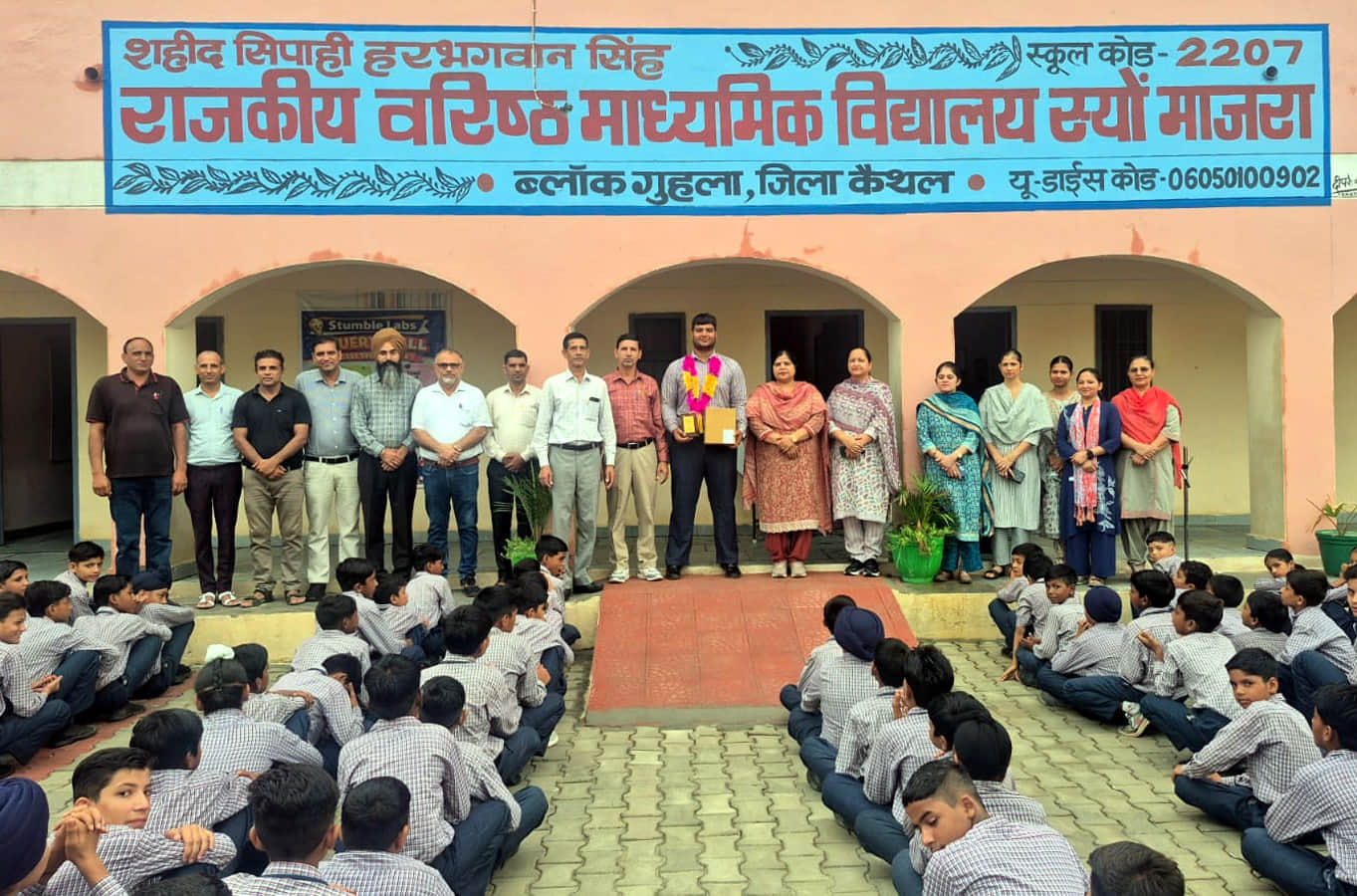 छात्र शैयाल सिंह को सम्मानित करते हुए प्रधानाचार्या चरणजीत कौर। विज्ञप्ति