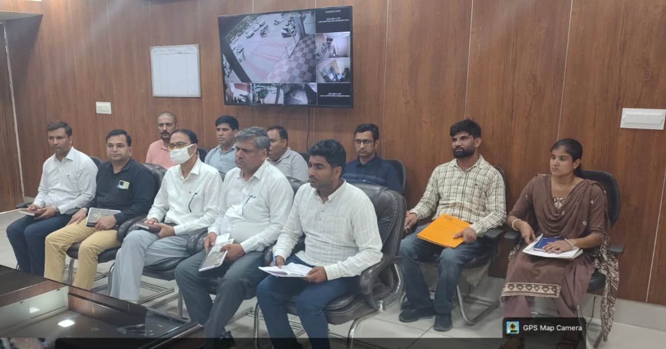 डीएमसी कार्यालय में आयोजित बैठक में मौजूद अधिकारी-कर्मचारी। संवाद
