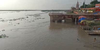 Rising water level of the Ganga in Kanpur Lakhs of cusecs of water discharged from the barrage