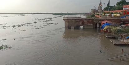 Rising water level of the Ganga in Kanpur Lakhs of cusecs of water discharged from the barrage