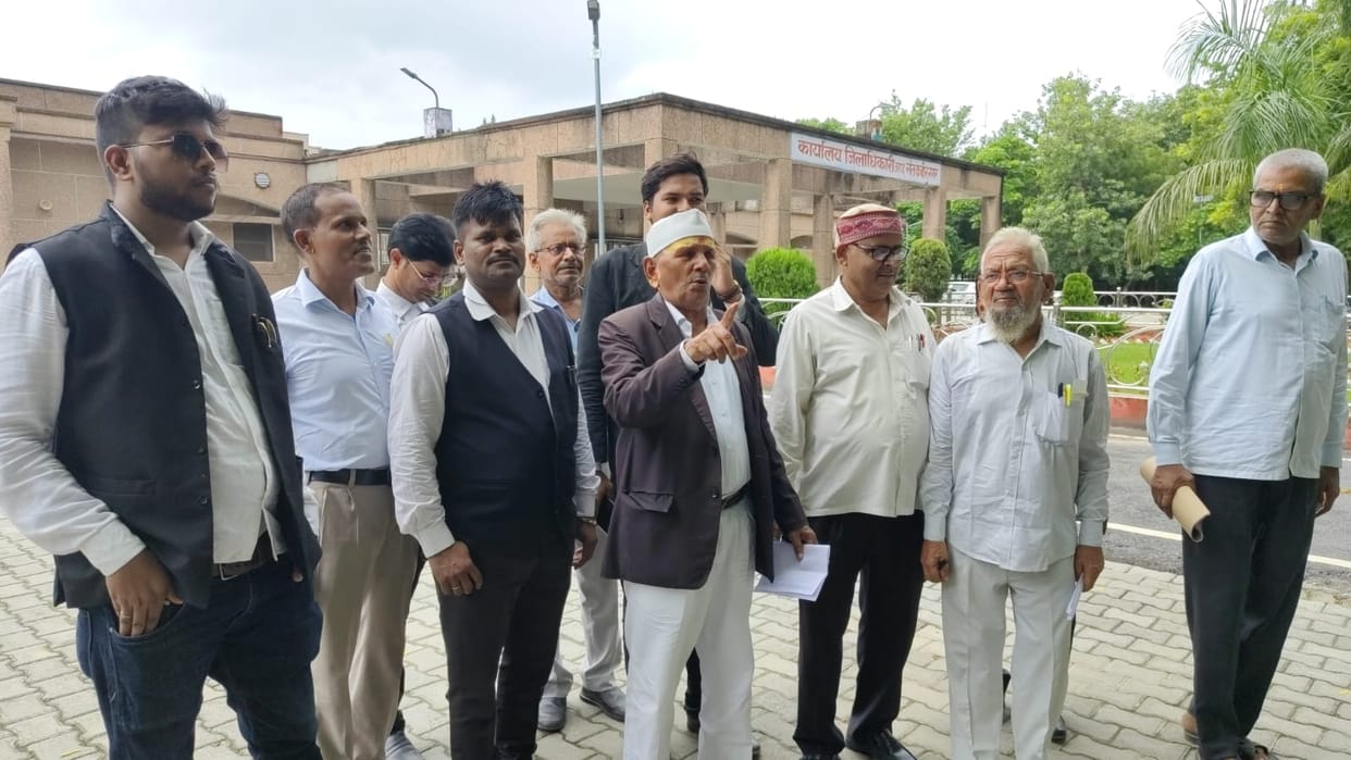 Advocates boycotted judicial work and submitted a memorandum.