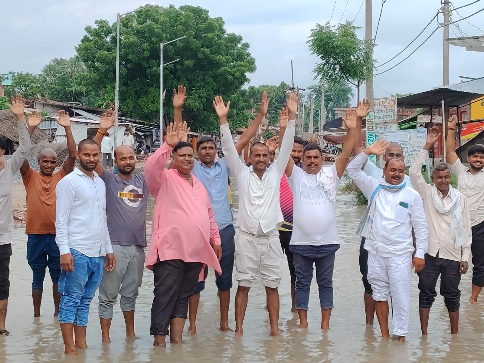 एसडीएम के सामने पानी में खड़े होकर प्रदर्शन करते ग्रामीण। संवाद