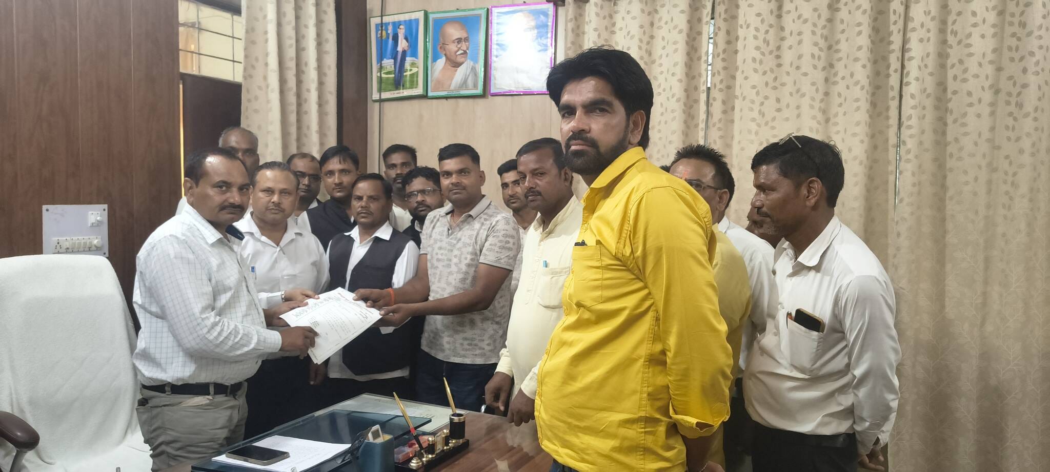 एसडीएम यदुवीर सिंह को बिजली समस्याओं का ज्ञापन सौंपते अधिवक्ता। संवाद