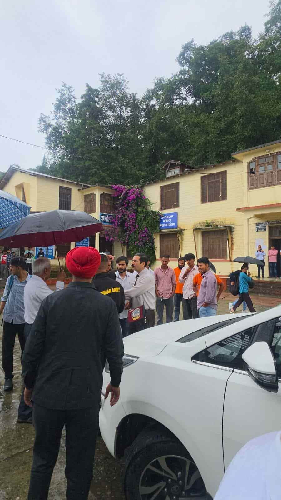 Youth Congress workers expressed their anger by standing in front of the Vice Chancellor's vehicle.
