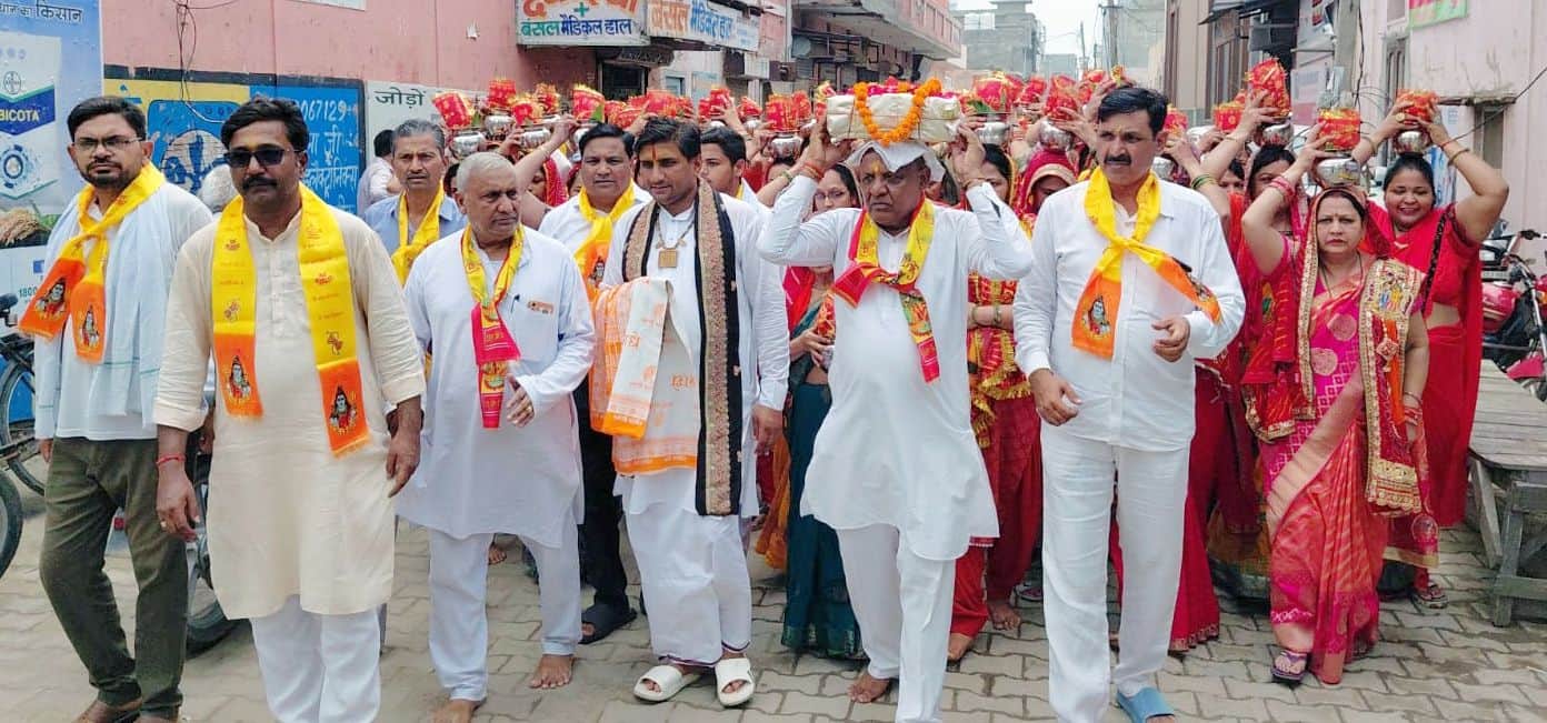 फोटो 05जेएनडी13-श्री शिव महापुराण कथा से पूर्व कलश यात्रा निकालते हुए श्रद्धालु। स्रोत श्रद्धाल