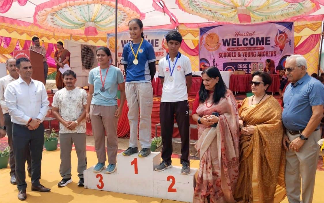 फोटो 05जेएनडी15-तीरंदाजी चैंपियनशिप में सम्मानित किए गए स्थान प्राप्त करने वाले खिलाड़ी। स्रोत 