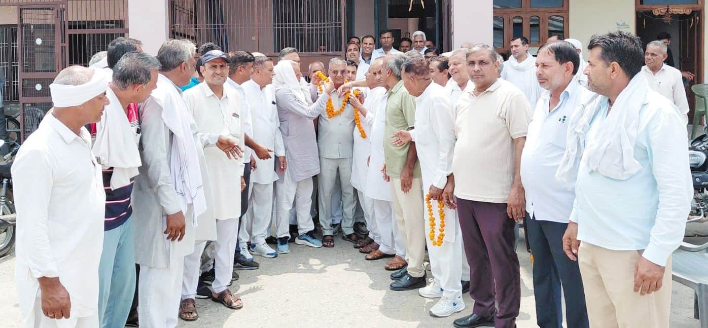 फोटो 05जेएनडी17-नवनियुक्त कांग्रेस का ब्लॉक अध्यक्ष बनने पर दलबीर का स्वागत करते हुए कार्यकर्ता