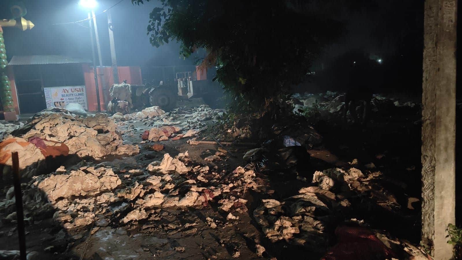 फोटो 05जेएनडी18-रुई के गोदाम में आग लगने के बाद जला सामान। स्रोत राहगीर
