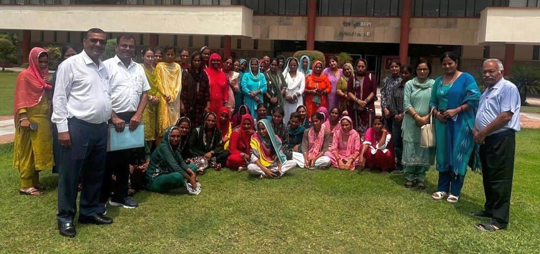 फोटो 05जेएनडी29-चौधरी चरण सिंह हरियाणा कृषि विश्वविद्यालय का भ्रमण करते हुए महिला किसान और अधि