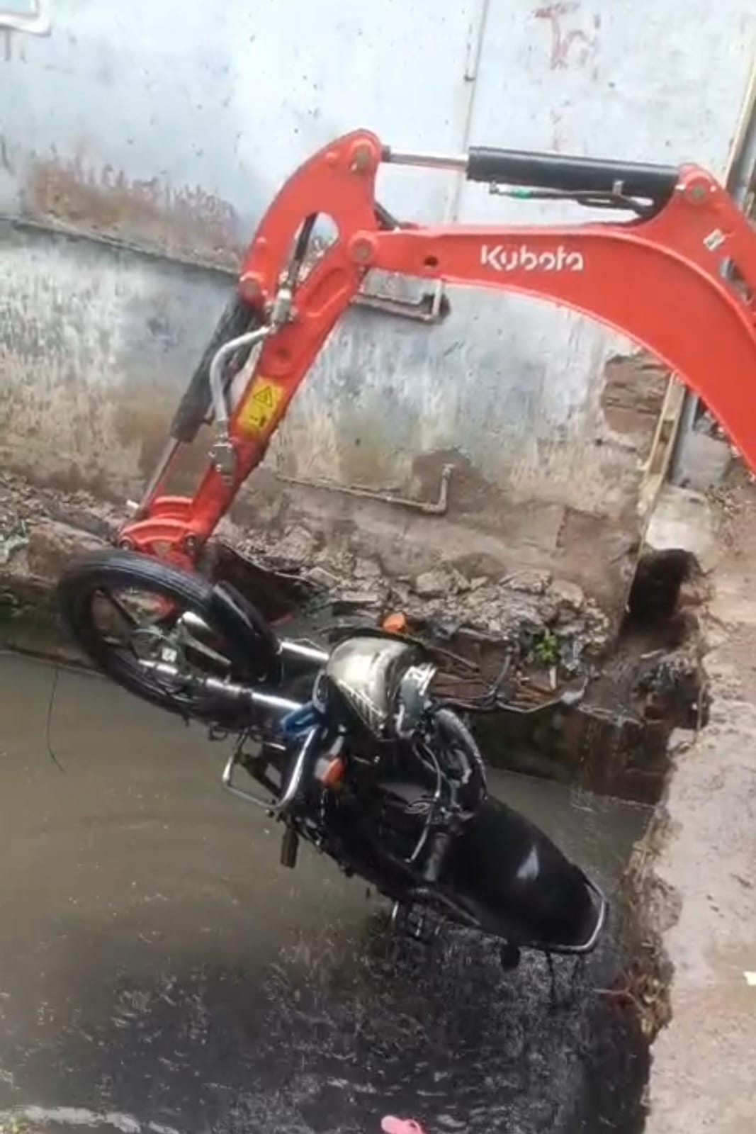 Bike falls into open drain; young daughter and father injured.