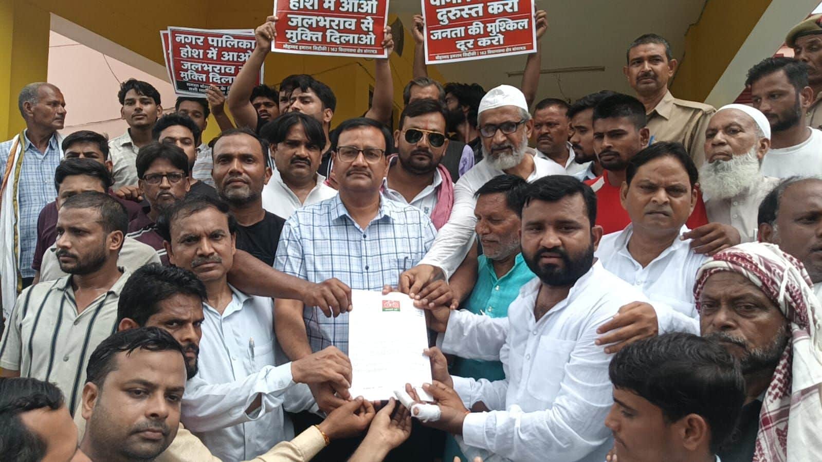फोटो-1- एसडीएम को ज्ञापन देते व्यापारी। स्रोत: व्यापारी