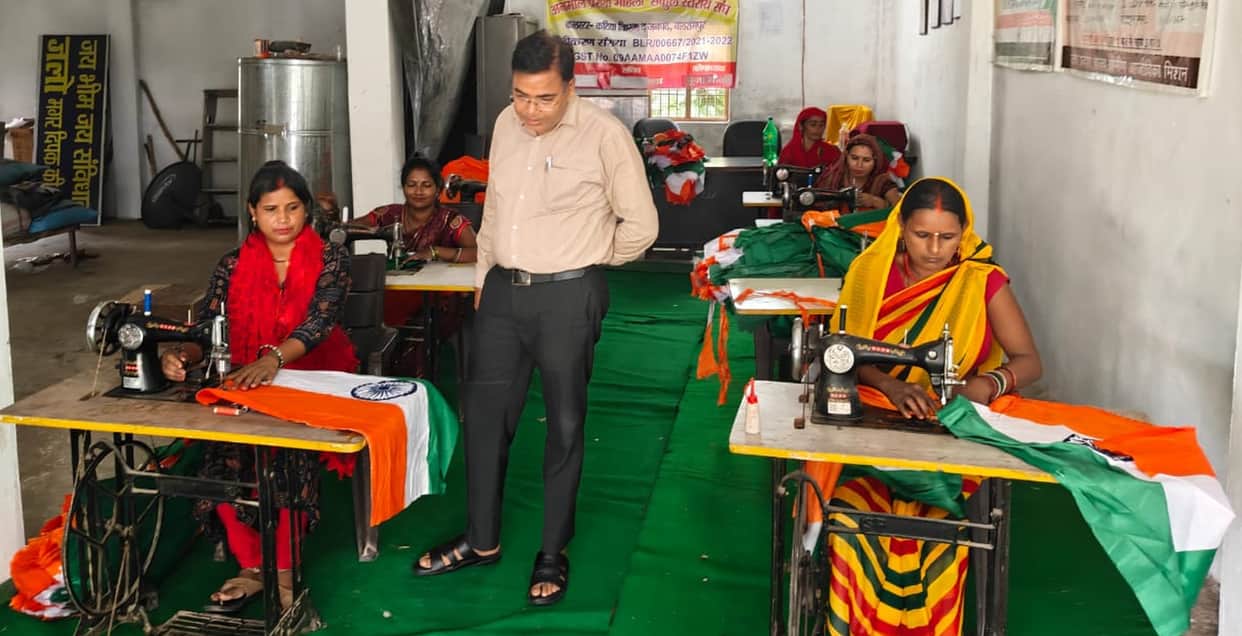 Women spearhead the 'Har Ghar Tiranga' campaign; 2.16 lakh flags are being prepared