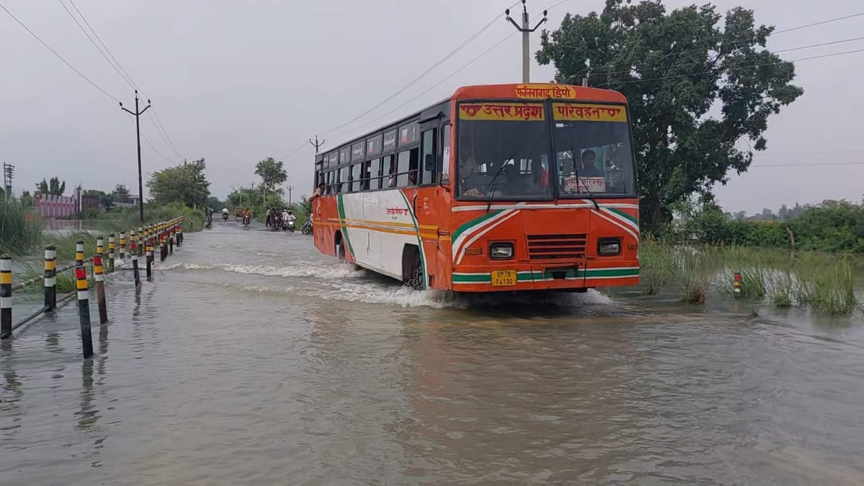 Vehicles continued to pass through the water at the Chitrakoot dip despite the ban.