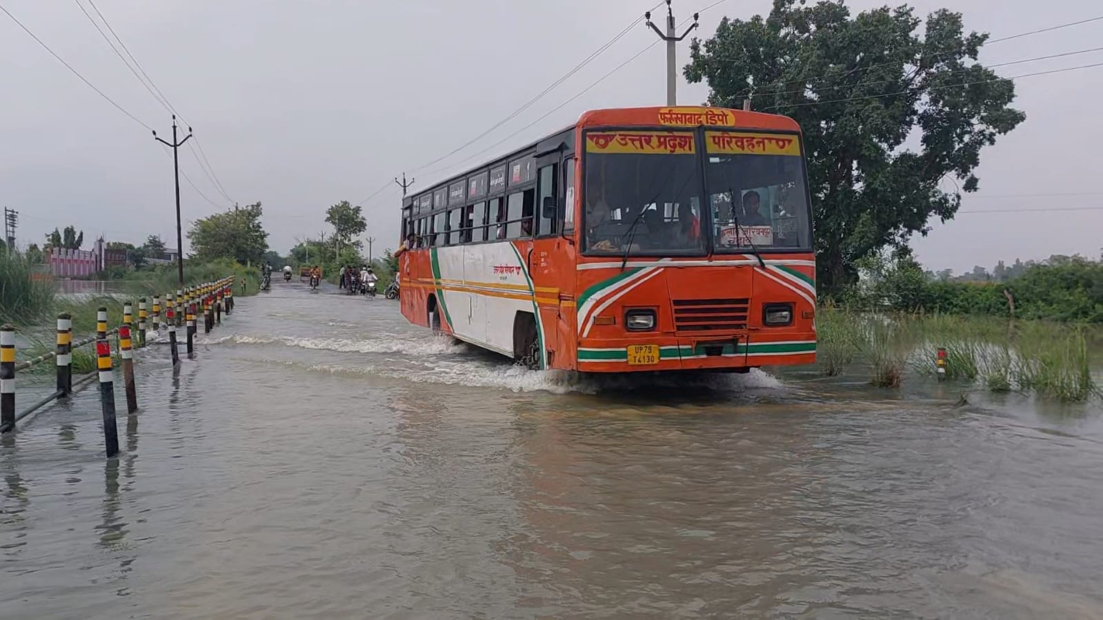 फोटो- 17 फर्रुखाबाद-बदायूं मार्ग पर चित्रकूट डिप पर भरे गंगा के पानी से गुजरती रोडवेज बस। संवाद