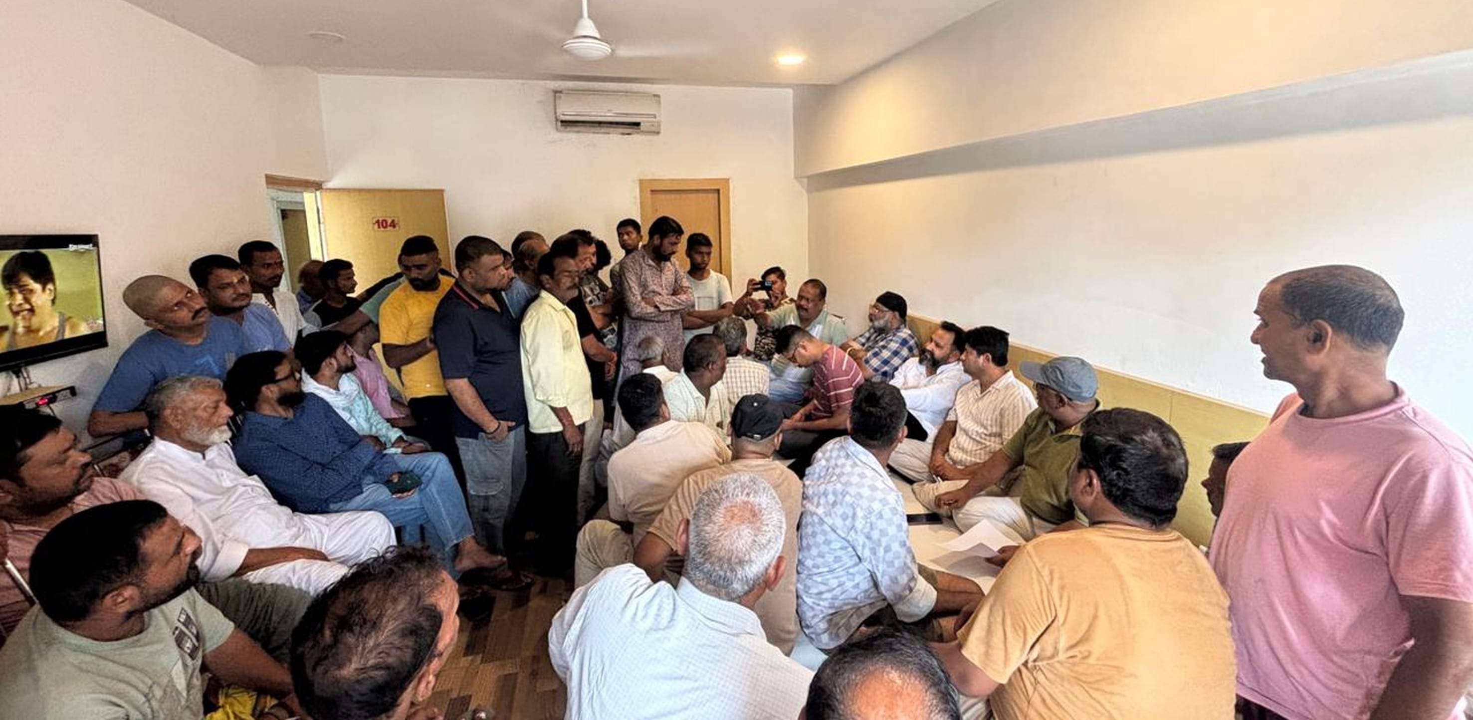 फोटो-18-बलरामपुर में बैठक कर चर्चा करते व्यापारी व स्थानीय लोग ।-स्रोत : नगरवासी