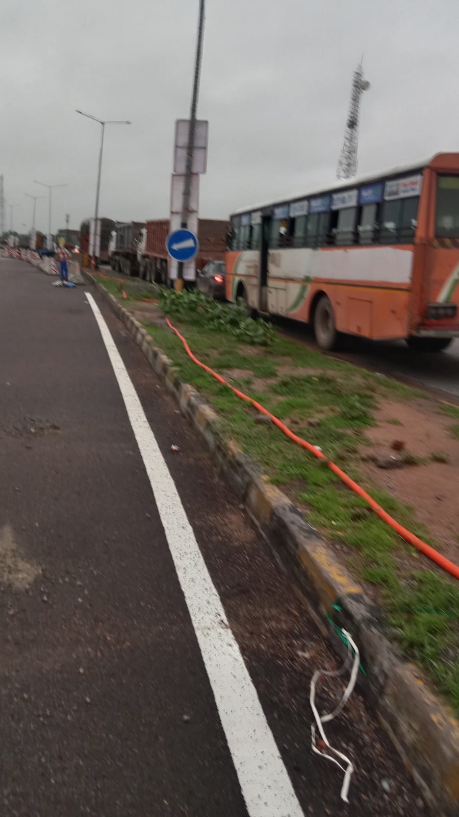 Vehicles crawled for three hours in Kalpi in the race to leave quickly.