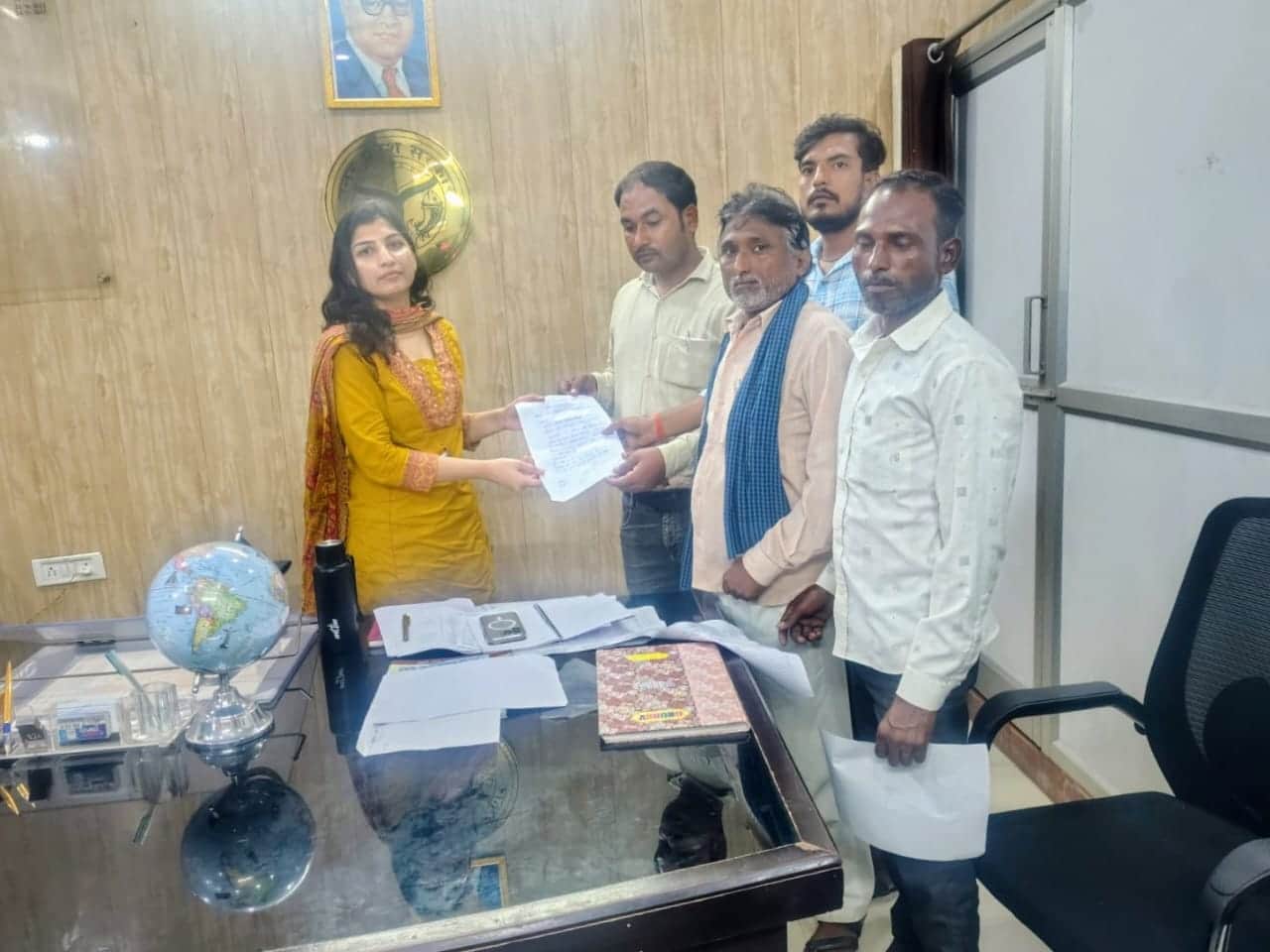 फोटो 2- बीडीओ को पत्र सौंपते गांव धौसड़ के ग्रामीण। संवाद