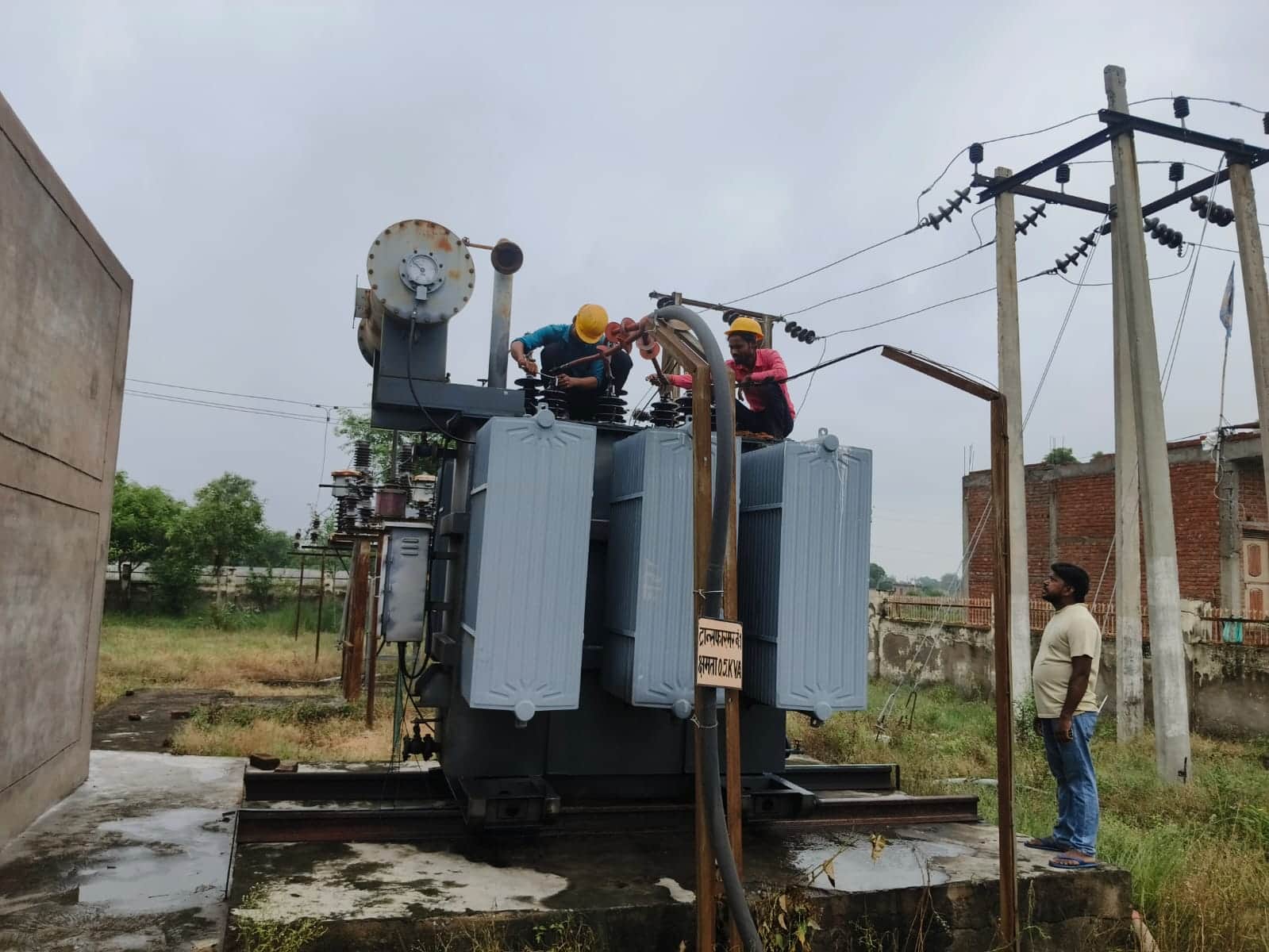 फोटो 39 देवी रोड उपकेंद्र क्षेत्र में बिजली मरम्मत कार्य करते कर्मी। स्रोत निगम