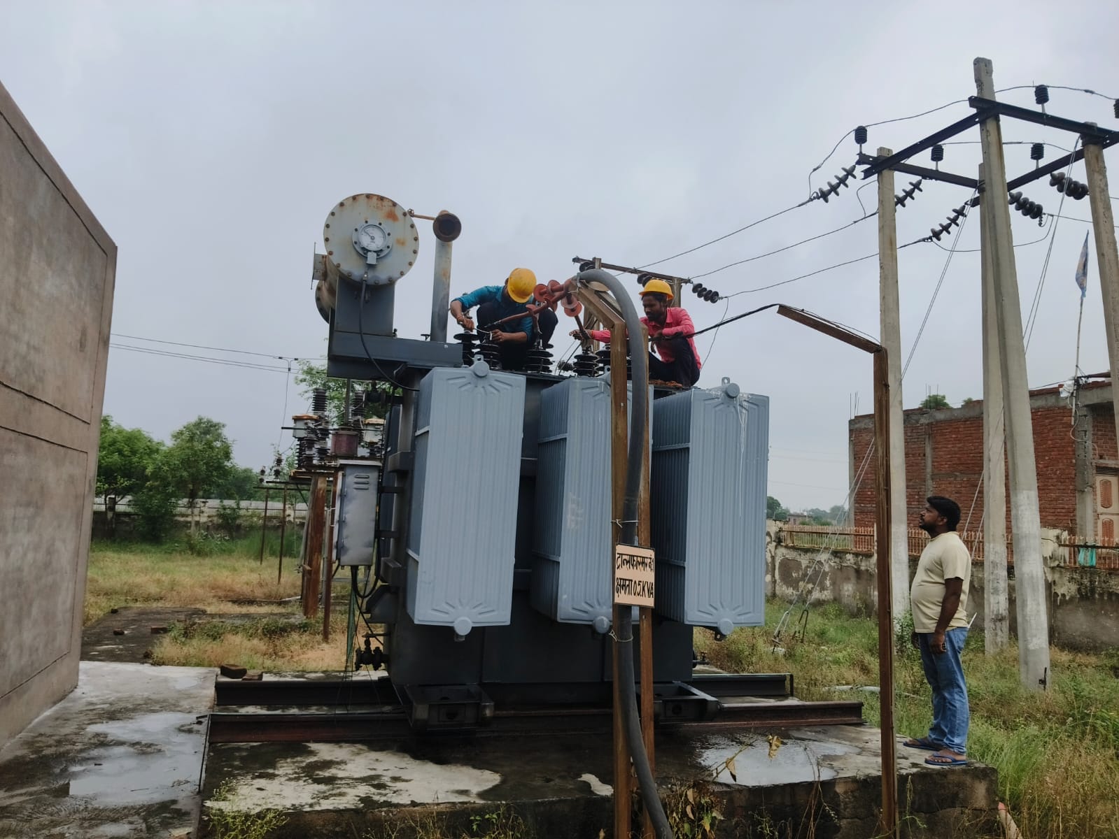 फोटो 39 देवी रोड उपकेंद्र क्षेत्र में बिजली मरम्मत कार्य करते कर्मी। स्रोत निगम