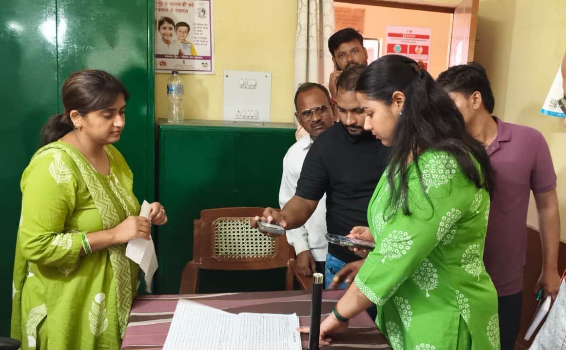 फोटो-4- निरीक्षण के दौरान महिला डॉ. अर्पिता सोनकर का ओपीडी रजिस्टर देखतीं सफीपुर एसडीएम फाल्गुन