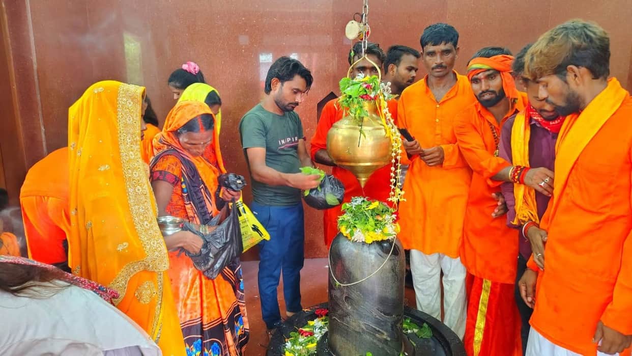 Chants of 'Har Har Mahadev' echoed at the Mukteshwar Temple