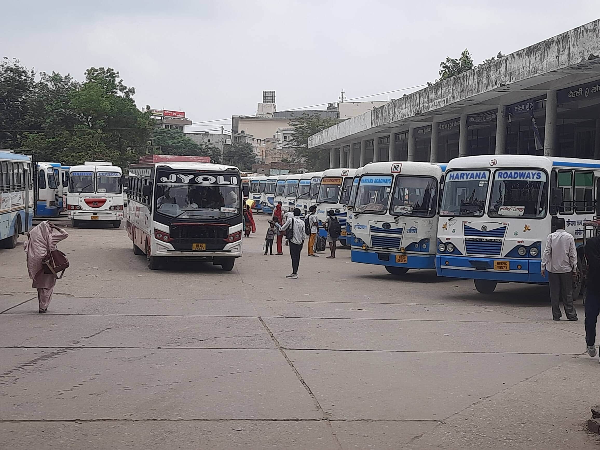 फोटो: सोनीपत बस अड्डे पर खड़ी रोडवेज बसें। संवाद