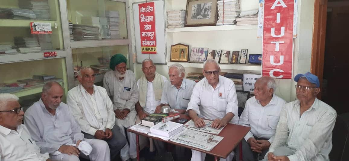 फोटो : सोनीपत के अशोक विहार में बैठक करते एआईकेकेएमएस और एआईयूटीयूसी के प्रतिनिधि। स्रोत: संग