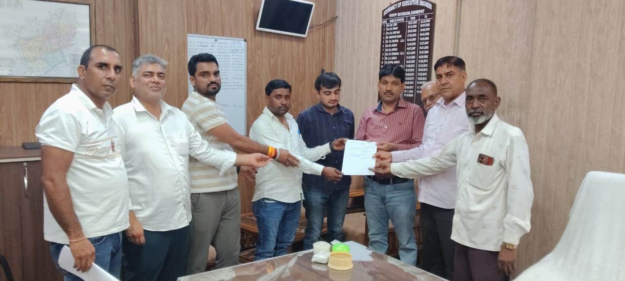 फाेटो : सोनीपत के सेक्टर-15 स्थित एचएसवीपी कार्यालय में हुडा पब्लिक हेल्थ कर्मचारी यूनियन के पद
