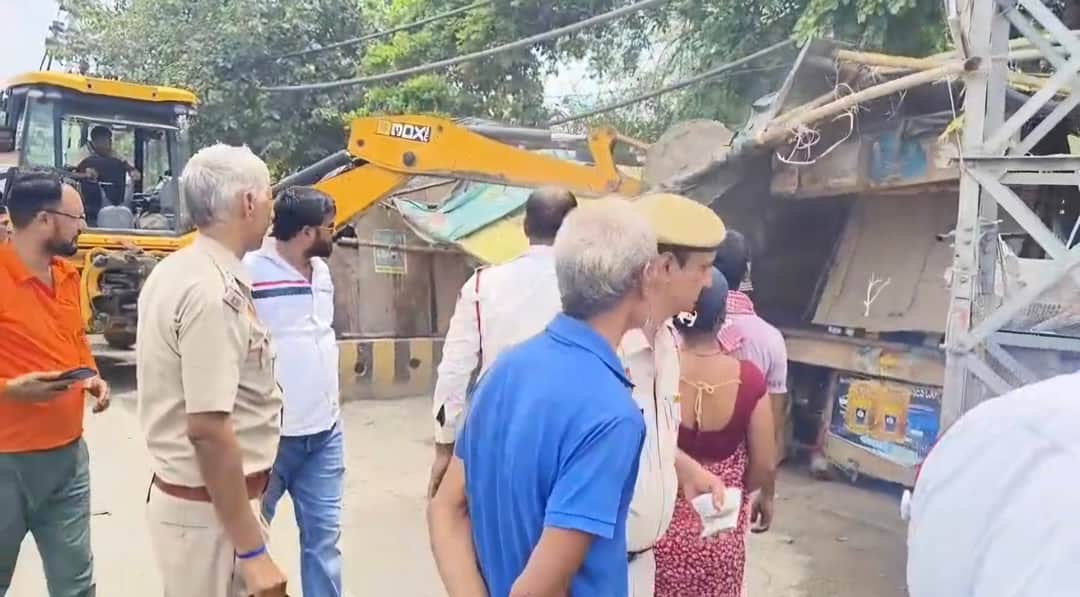 फोटो :: सोनीपत में केएमपी पर बिंदरौली के पास अवैध कब्जा हटवाते इंस्पेक्टर बलवान सिंह व एचएसआईआई