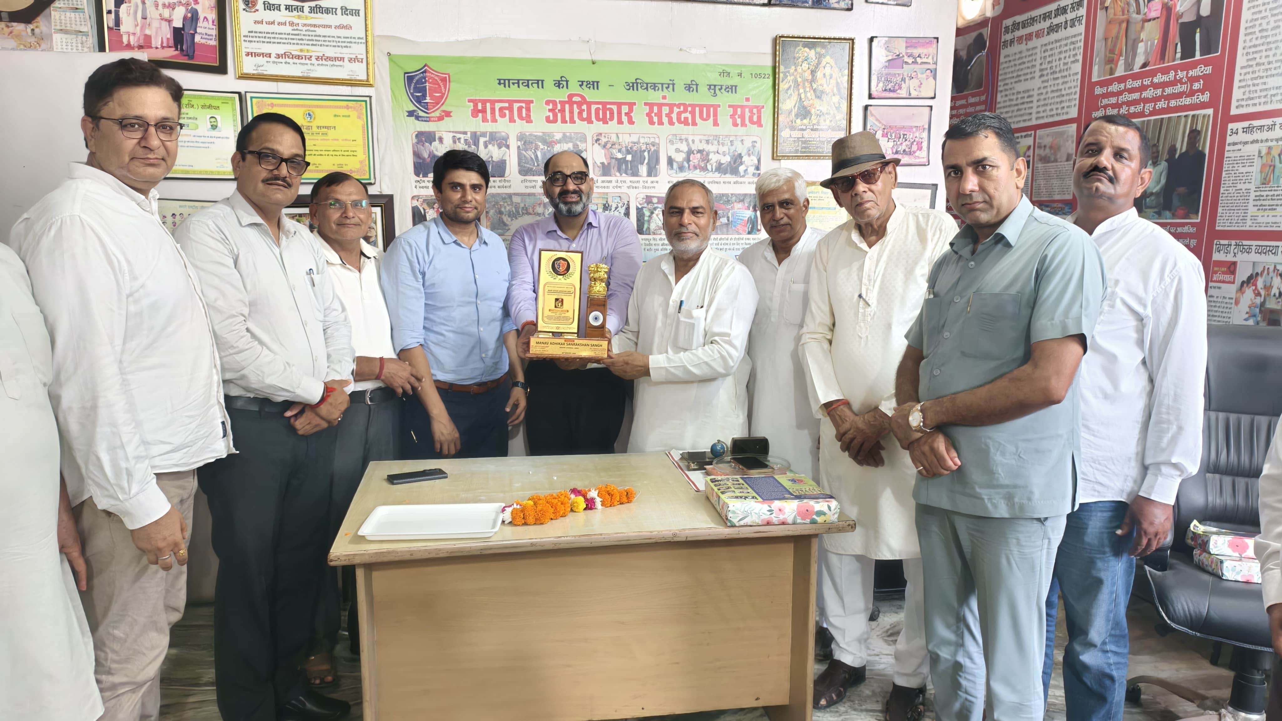 फोटो : सोनीपत में मानव अधिकार संरक्षण संघ के राष्ट्रीय कार्यालय में जॉर्जिया निवासी उद्योगपति स