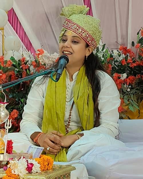 फोटो - श्री सनातन धर्म मंदिर शिवाला मस्तनाथ मंदिर में कथा सुनाती हुई प्रियंका शास्त्री। स्रोत -