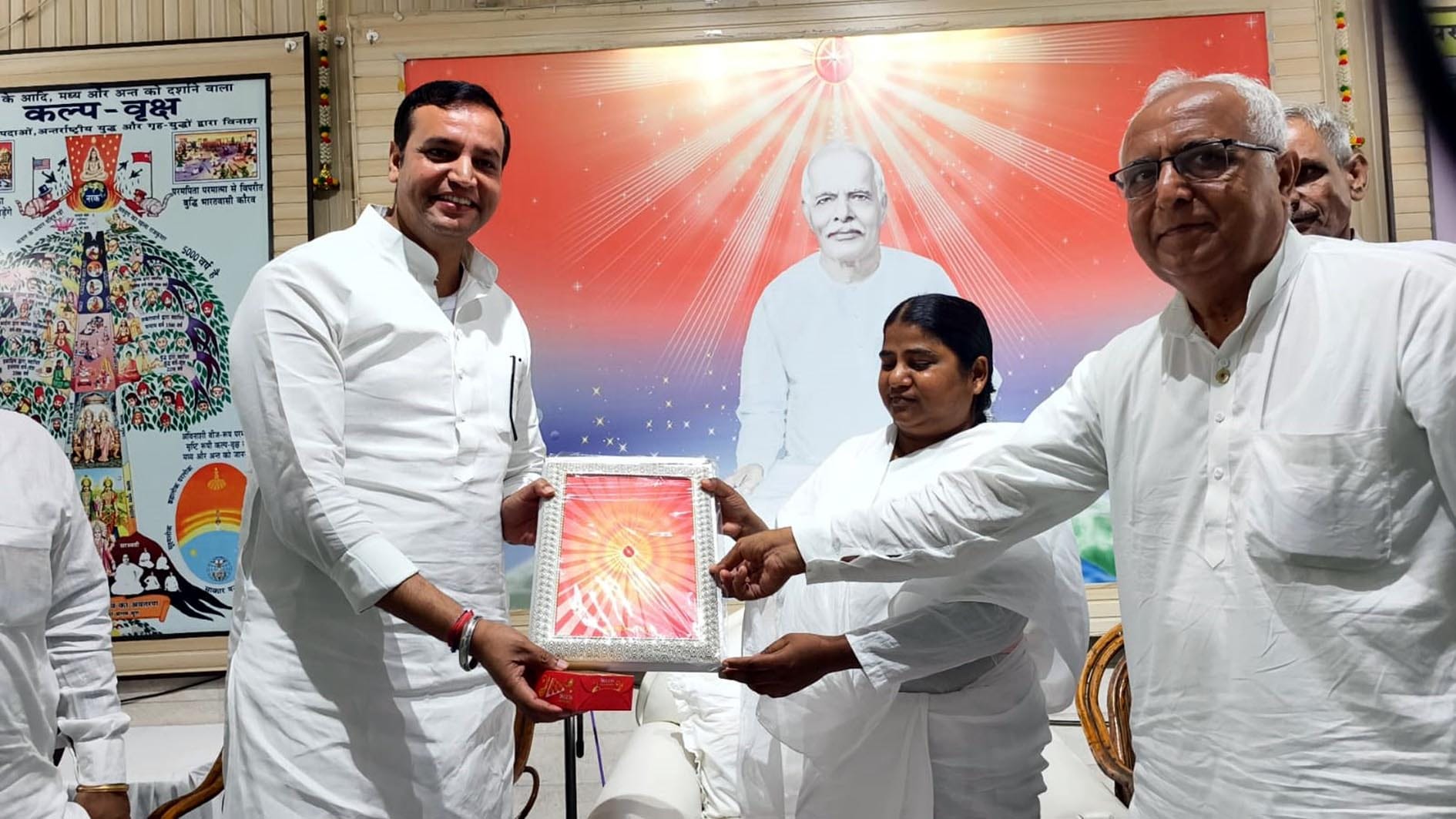 फतेहाबाद। कार्यक्रम में मुख्यअतिथि भवानी सिंह को सम्मानित करते ब्रह्माकुमारी सेंटर की संचालिका 