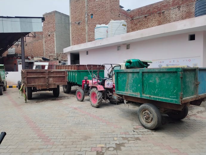 फतेहाबाद नगर परिषद कार्यालय में खड़ी कचरा उठान गाड़ी संवाद