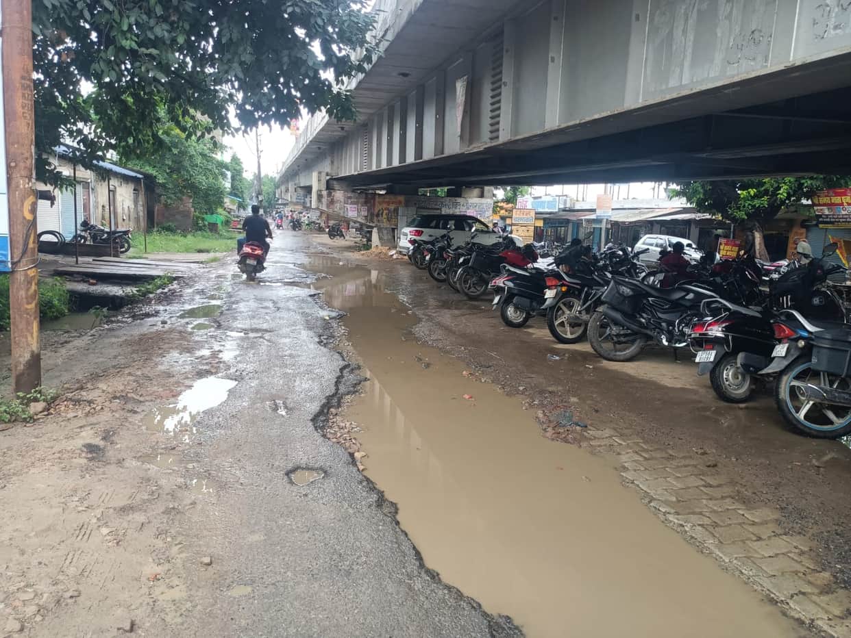 Condition of Mukhlispur service road in Khalilabad is poor; commuting is difficult.