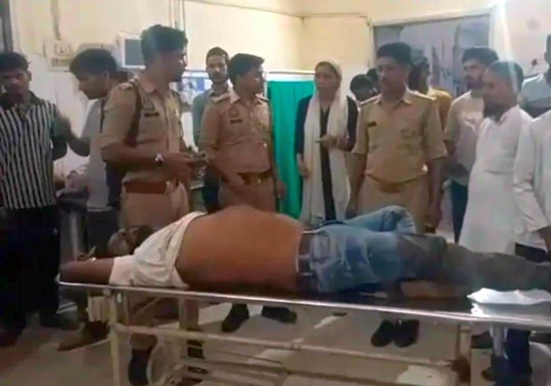 गोली लगने के बाद अस्पताल में मौजूद पुलिस व परिजन । संवाद
