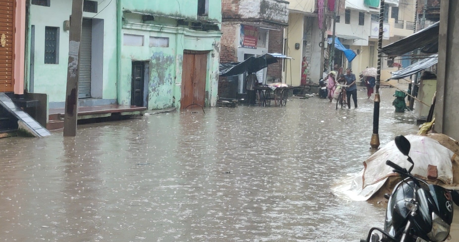गोपीगंज में बरसात से दुकानों में घुसा पानी। संवाद