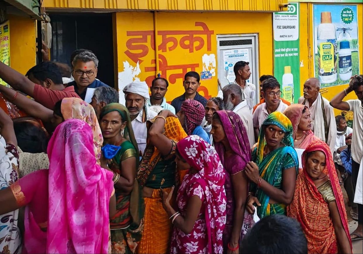 Farmers thronged centers for urea.