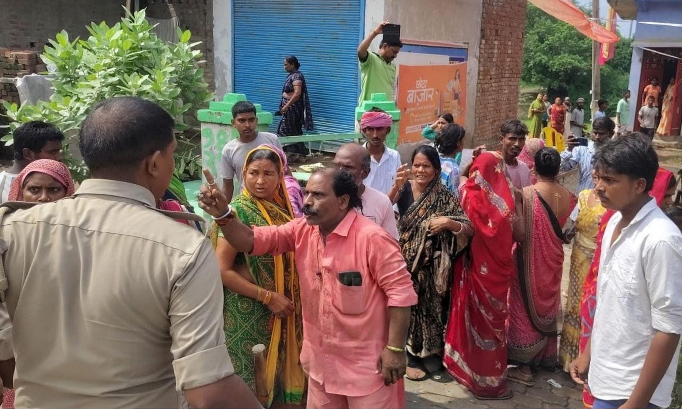 गौरीगंज के चिलबिला-मुसाफिरखाना हाईवे पर प्रदर्शन के दौरान मौजूद परिजन।  -संवाद